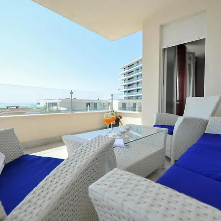 Blue Sky Apartment